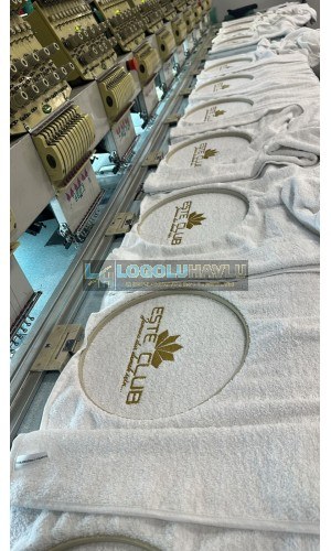 Nakış makinesinde beyaz beauty salon havlusu üzerine gold logo nakış üretimi