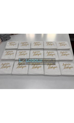 Beyaz havlu üzerine gold firma adı nakışlı logo havlu üretimi
