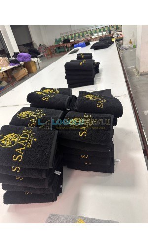 Siyah havlu üzerine gold logo nakışlı güzellik salonu havlusu