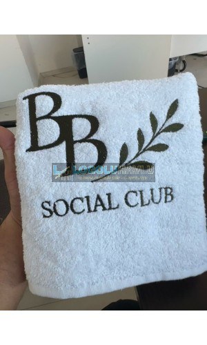 Beyaz havlu üzerine social club logosu koyu renk nakışlı kulüp havlusu