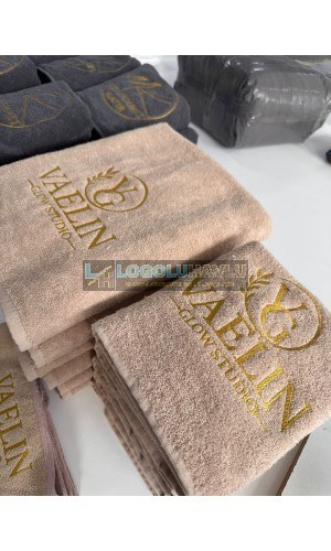 Sütlü kahve havlu üzerine firma logosu gold nakışlı havlu seti