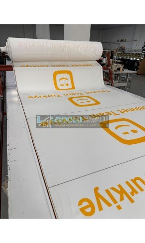 Sublimasyon baskı makinesinde logo baskılı plaj havlusu üretimi