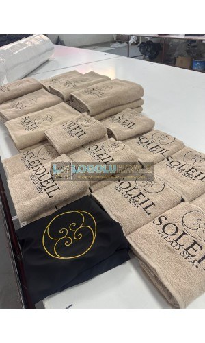 Bej renk sütlü kahve logo nakışlı güzellik salonu havlu seti