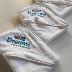 Logolu Bebek Spa Kundak Havlusu – Özel Nakışlı, %100 Pamuk ve Toptan Üretim