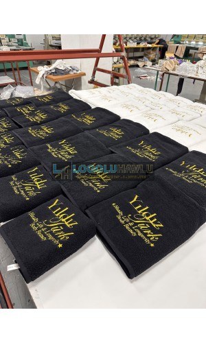 Siyah havlu üzerine gold logo nakışlı güzellik salonu havlu seti
