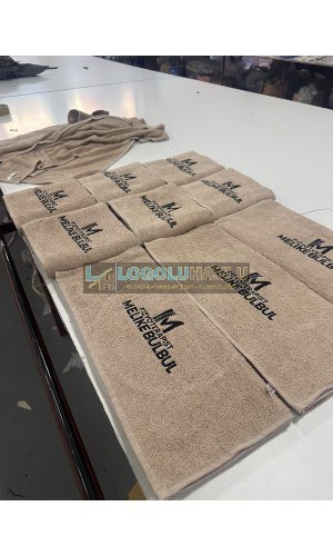 Sütlü kahve renginde logo nakışlı özel üretim havlu