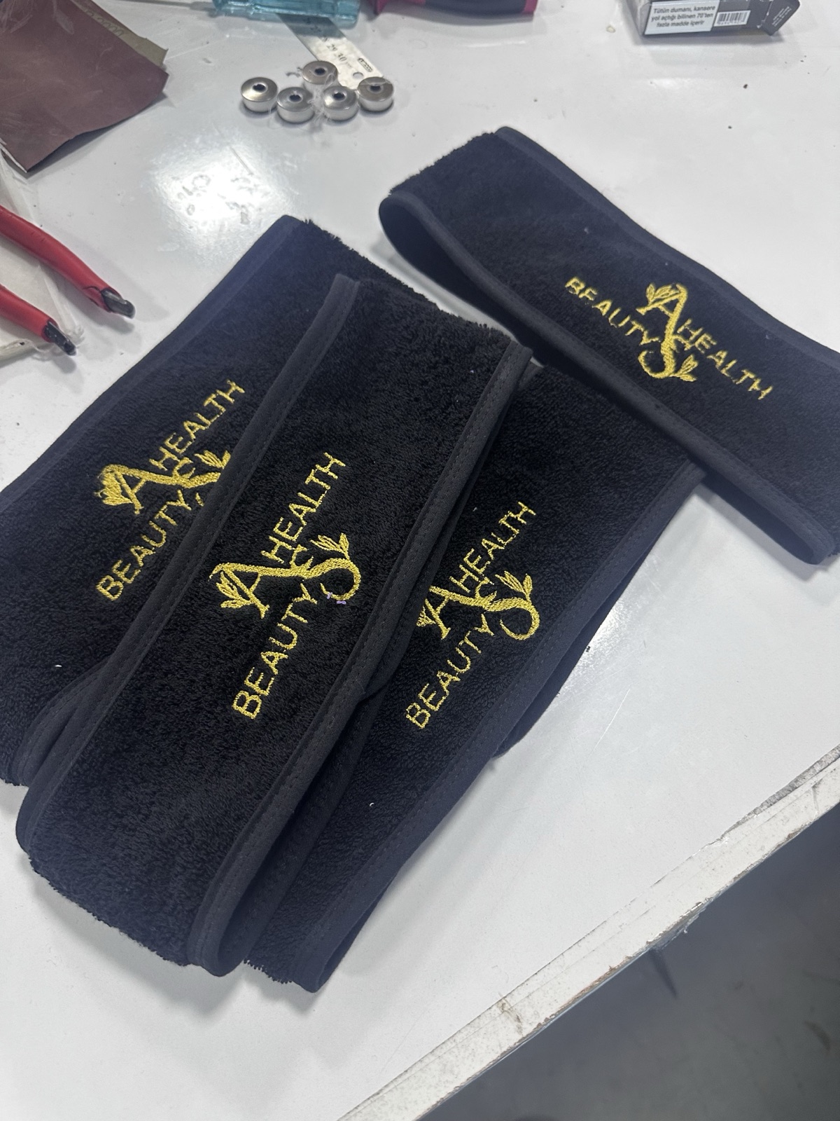 Siyah baş havlusu ve saç bandı logo nakışlı set