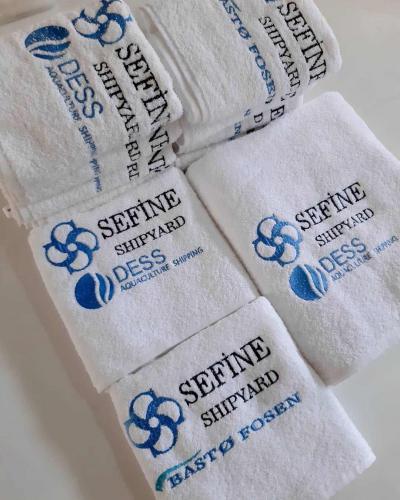 logolu özel gemi havlusu - personel havlusu - imalat ve toptan satışımız vardır. Fiyatlar için lütfen iletişim kanallarımızdan bize ulaşınız. 