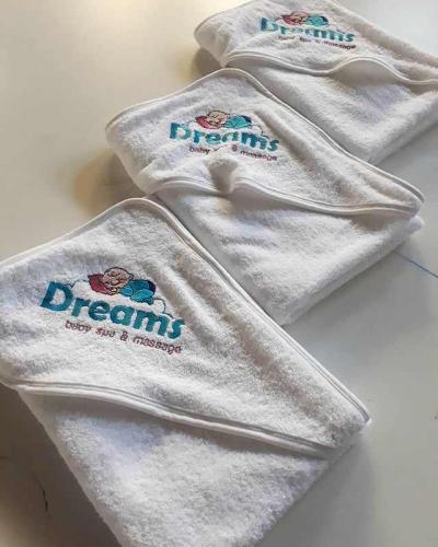 Logolu Bebek Spa Kundak Havlusu – Özel Nakışlı, %100 Pamuk ve Toptan Üretim