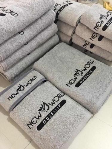 Logolu Güzellik Merkezi Havlusu – Nakışlı, Gri Renk, %100 Pamuk, Toptan Üretim