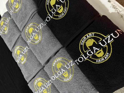 Logo Nakışlı Berber Havlusu – Gri ve Siyah Renk Seçenekli, %100 Pamuk, Toptan Üretim