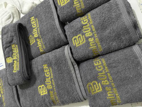 Logo Baskılı ve Nakışlı Havlu İmalatı – Güzellik Merkezi, Kuaför, Spor Salonu ve Promosyon İçin Toptan Üretim